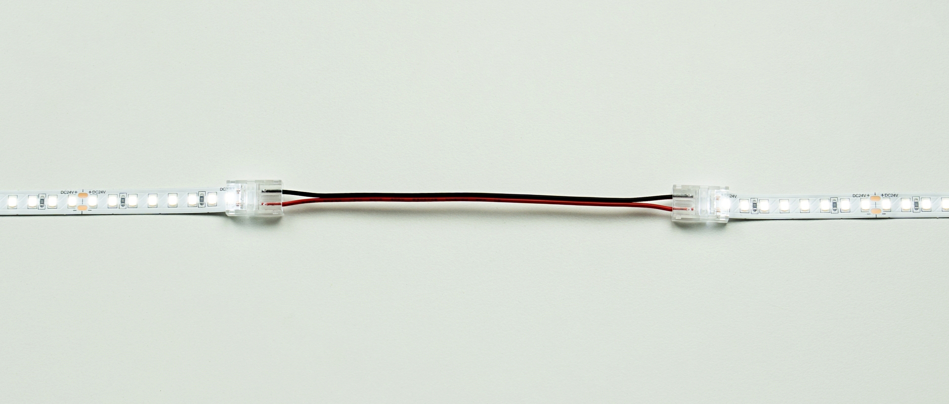 Schéma připojení LED pásků pomocí oboustranného konektoru s kabelem